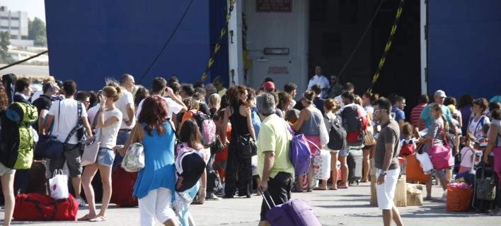 Φεύγουν οι αδειούχοι του Δεκαπενταύγουστου -Κορυφώνεται το κύμα εξόδου